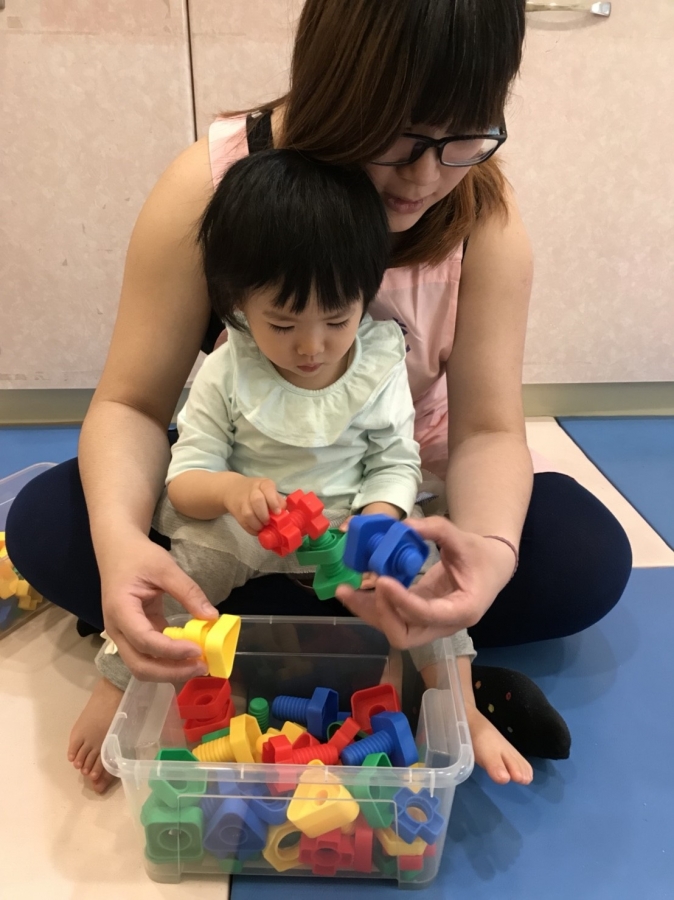 我們一起轉動螺絲帽