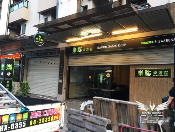 門楣中空板招牌+崁入式壓克力燈箱+壓克力小圓招+玻璃燈箱貼圖