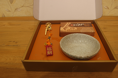 特惠1 福碗一個+大禹嶺1斤+紅土惠安沉十克--福碗祝福媽媽福慧雙修福德圓滿具足，用大禹嶺茶表達您感謝媽媽對您的無微不至照顧，沉粉讓媽媽供佛心想事成。