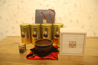 特惠1 福碗一個+大禹嶺1斤+紅土惠安沉十克--福碗祝福媽媽福慧雙修福德圓滿具足，用大禹嶺茶表達您感謝媽媽對您的無微不至照顧，沉粉讓媽媽供佛心想事成。