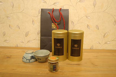 特惠4 40年代上海老青瓷2個+翠峰紅茶150公克+惠安半水沉粉10公克--溫潤的老青瓷加上溫潤的紅茶，幫您溫潤老人家的心，沉粉讓媽媽供佛願媽媽心想事成。
