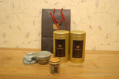 特惠4 40年代上海老青瓷2個+翠峰紅茶150公克+惠安半水沉粉10公克--溫潤的老青瓷加上溫潤的紅茶，幫您溫潤老人家的心，沉粉讓媽媽供佛願媽媽心想事成。