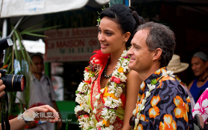 色彩艳丽的波利尼西亚长裙,纯美的笑容,恬静中流露出豪放