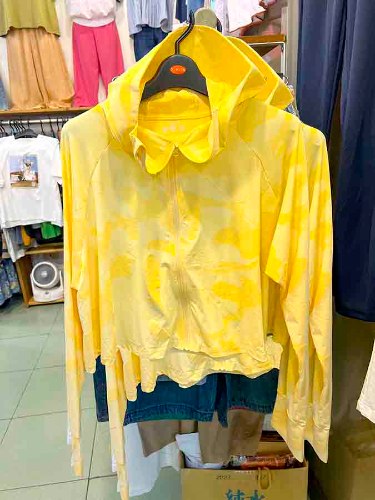 93攤花田黃花上衣